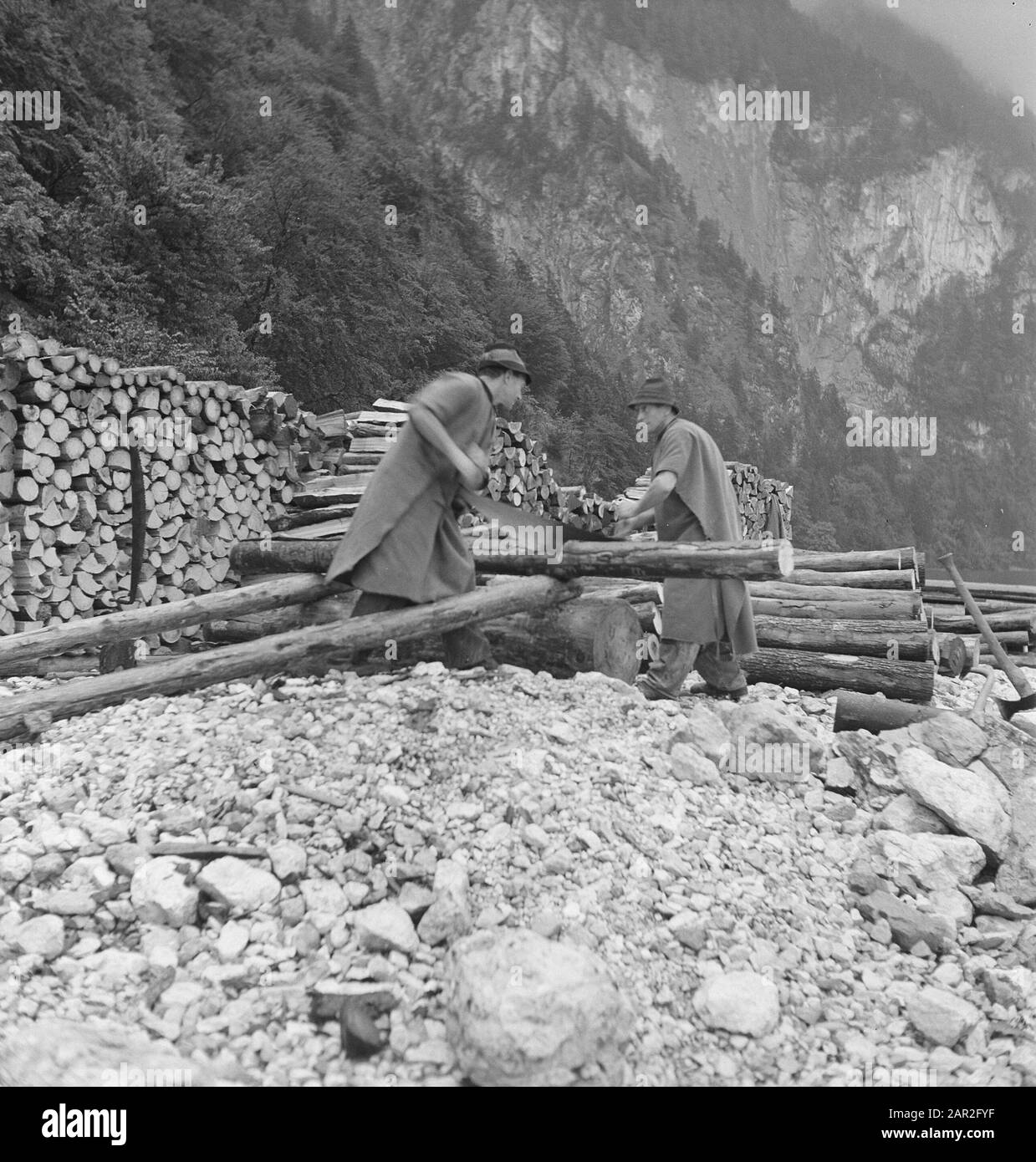 Deposito di legno, legno, operai Data: Parole Chiave non date: Operai, legno, deposito di legno Foto Stock