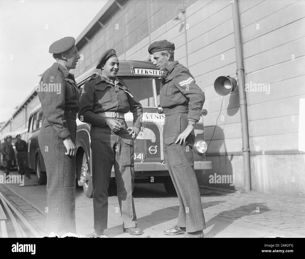 Troepenschip Fairsea debarcatatie Rotterdam Annotation: On the bus The destination Leekstertak Date: 5 april 1950 Location: Rotterdam, Zuid-Holland Keywords: Military Foto Stock