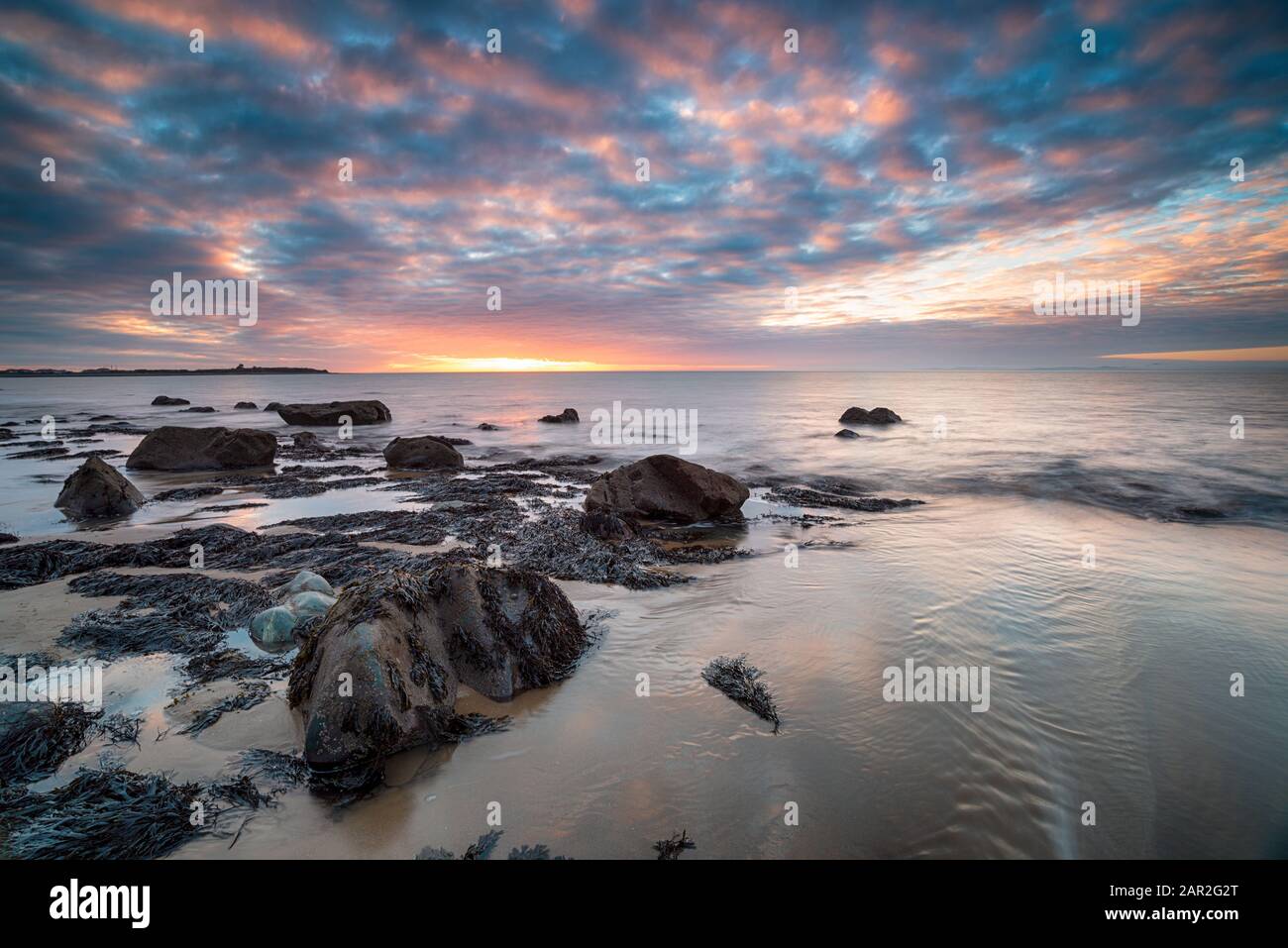 Spettacolare tramonto sulla spiaggia di Llandanwg vicino a Barmouth, sulla costa settentrionale del Galles Foto Stock