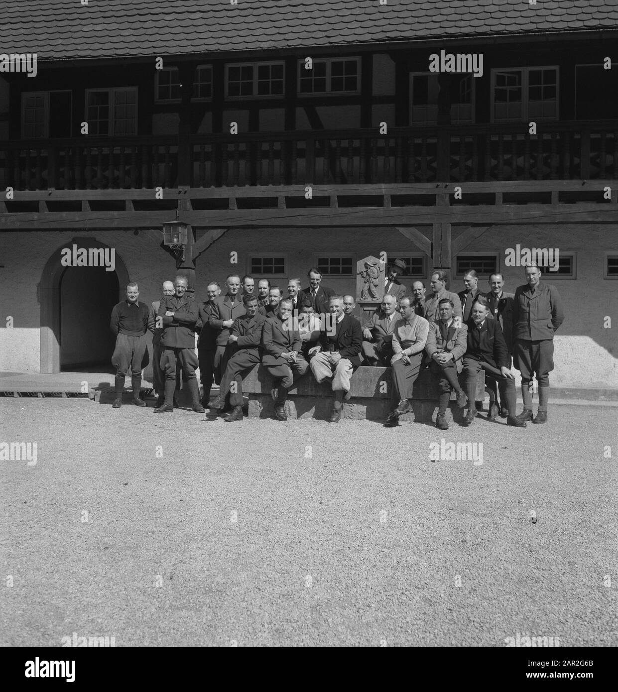 Edifici, uomini, foto di gruppo Data: Parole Chiave non date: Edifici, foto di gruppo, uomini Foto Stock