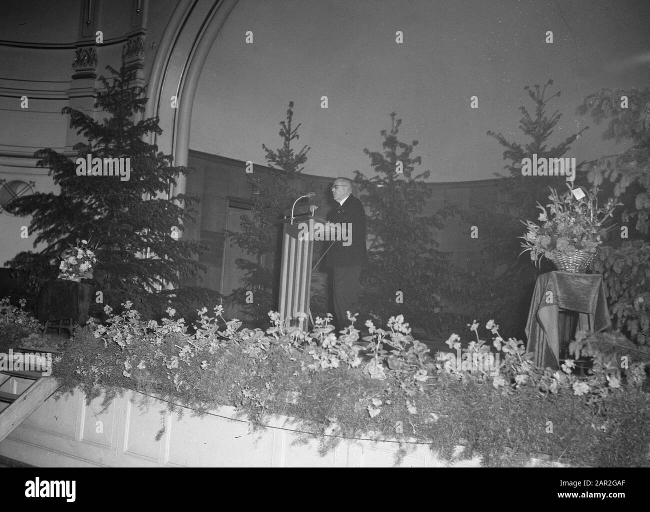 Reportage 50 anni corso nhm Data: Parole Chiave non date: Edifici, interni, uomini, microfoni, palcoscenico Foto Stock