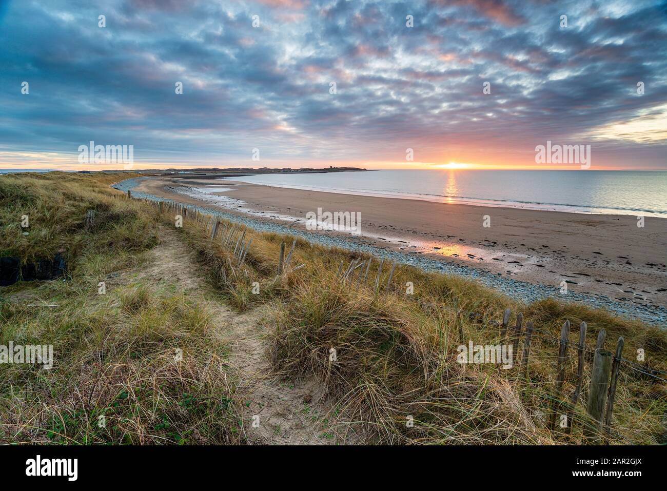 Spettacolare tramonto sulla spiaggia di Llandanwg vicino a Barmouth nel parco nazionale di Snowdonia in Galles Foto Stock