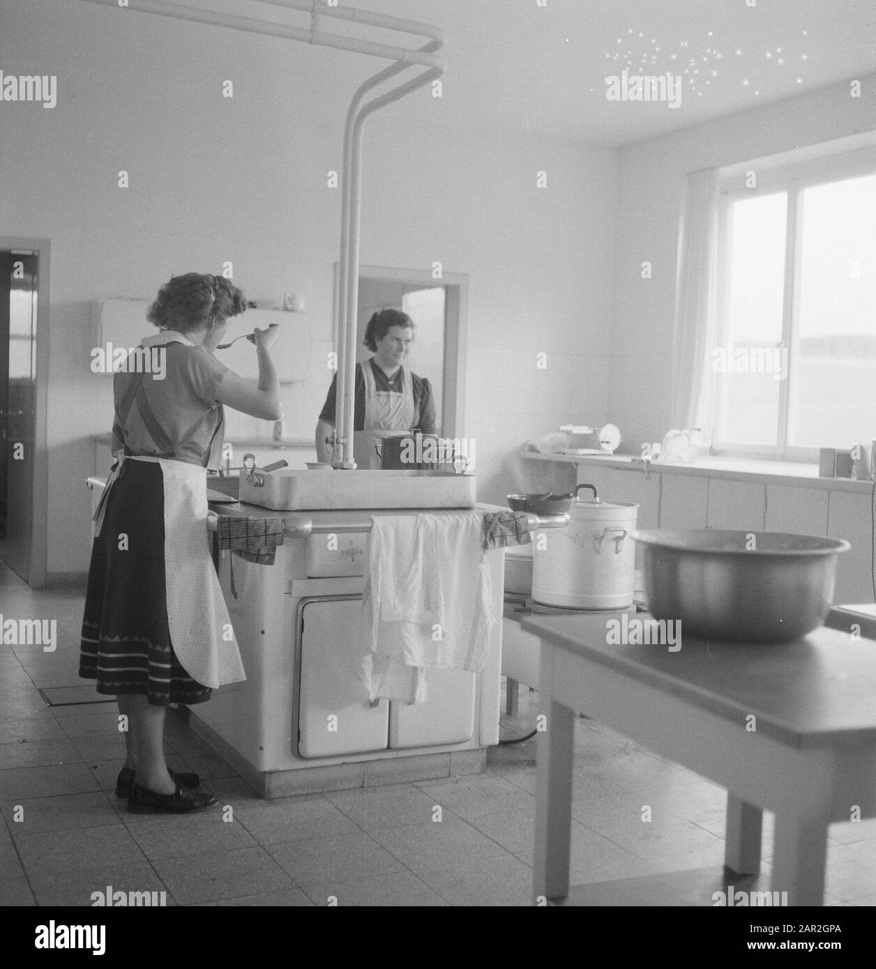 Edifici, interni, cucine, personale di cucina Data: Parole Chiave non date: Edifici, interni, personale di cucina, cucine Foto Stock