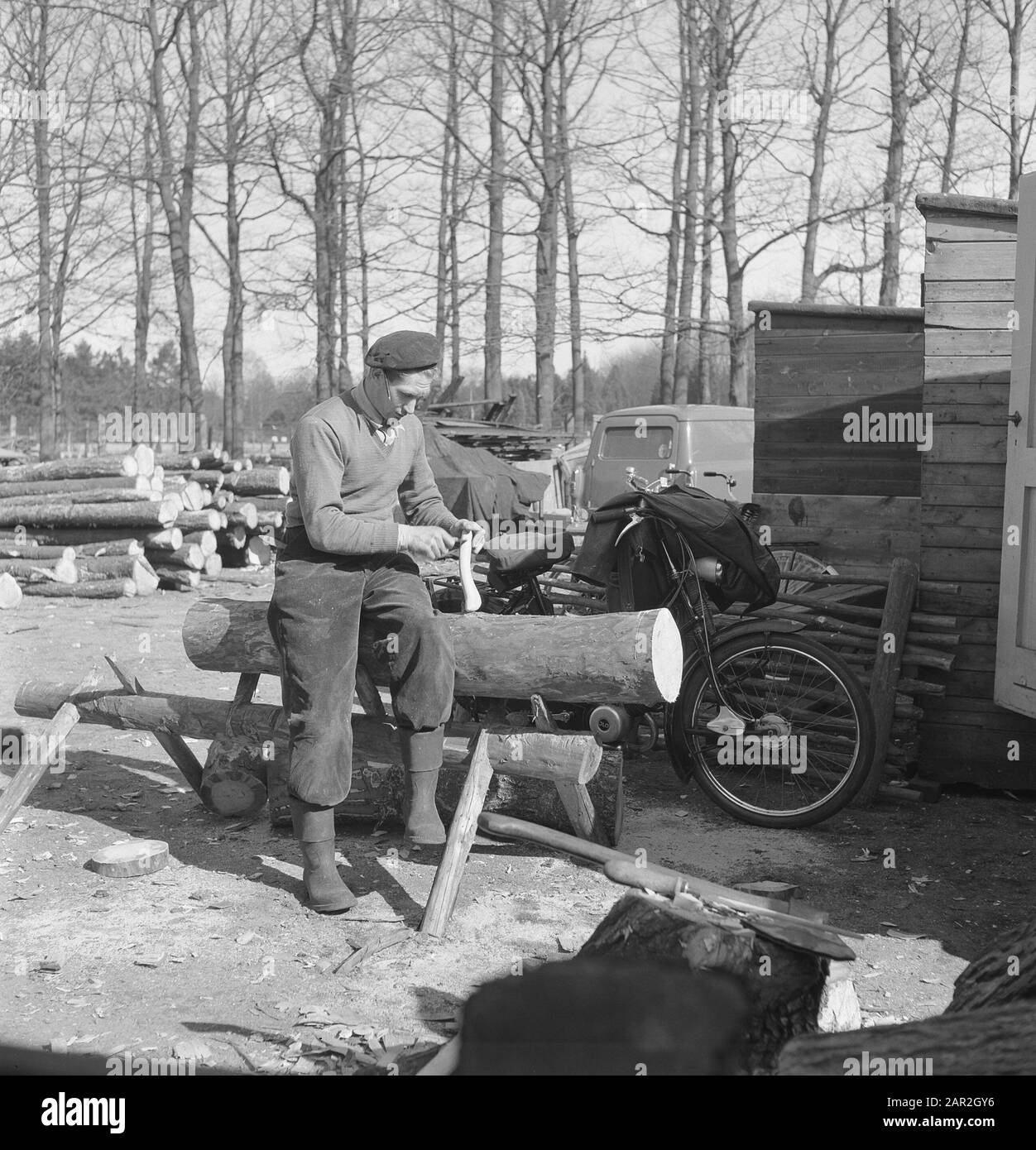 Lavorazione del legno, lavoratori, tronchi, biciclette, automobili Data: Parole Chiave non utilizzate: Lavoratori, automobili, tronchi, biciclette, lavorazione del legno Foto Stock