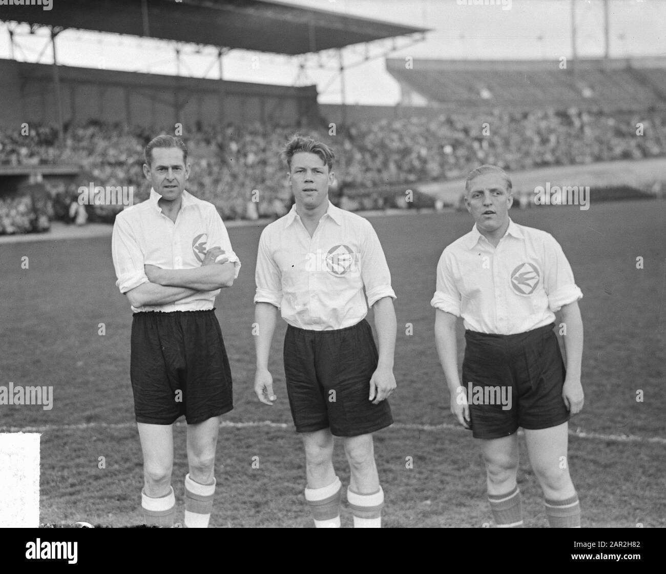 Calcio. Red Devils contro lo Zwaluwen (2-3) ad Amsterdam. Vlnr? Rinus Michels? Data: 3 Maggio 1950 Luogo: Amsterdam, Noord-Holland Parole Chiave: Calcio, Calciatori Nome Personale: Michels, Rinus Nome Istituzione: Red Devils Foto Stock