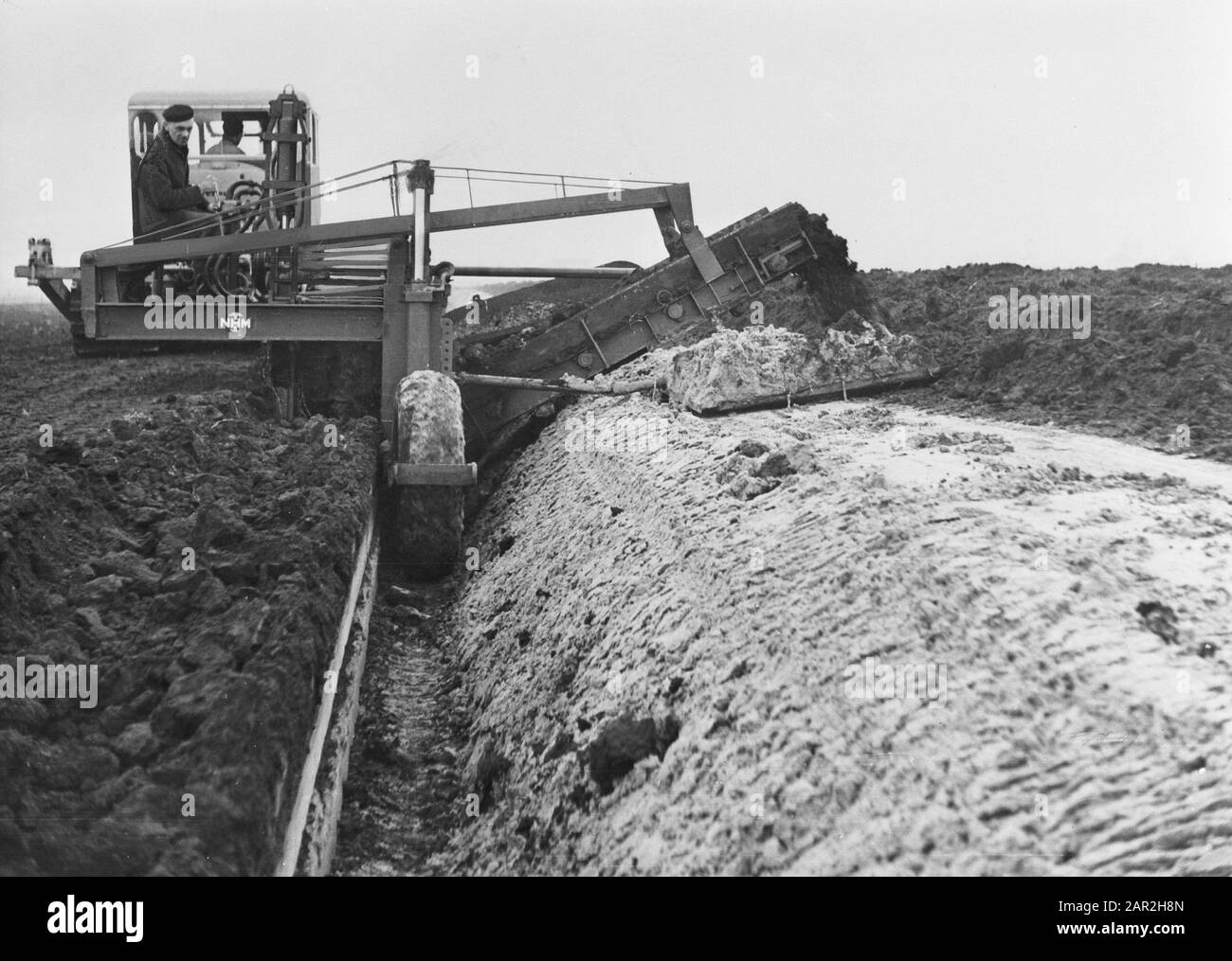 Data: 1960 Parole Chiave: Operai, Camicie, livellamento, lavori di scavo, squadre di toolbar, nastri trasportatori Data: 1960 Parole Chiave: Operai, Camicie, livellamento, lavoro di terra, miniere, squadre di toolbar, nastri trasportatori Foto Stock