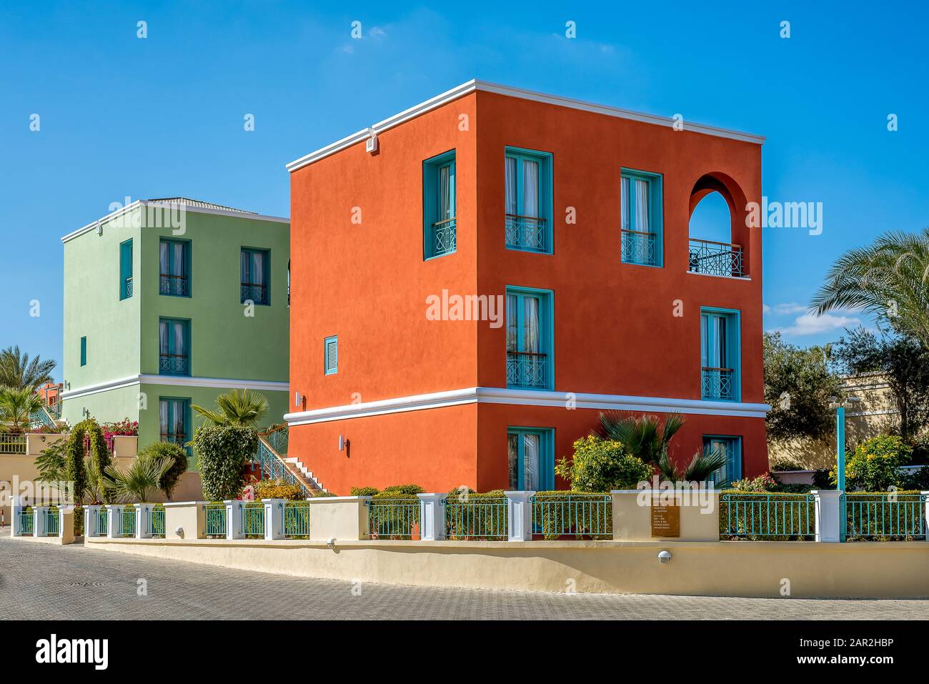 Due case quadrate colorate al sole contro un cielo blu, El Gouna, Egitto, 12 gennaio 2020 Foto Stock