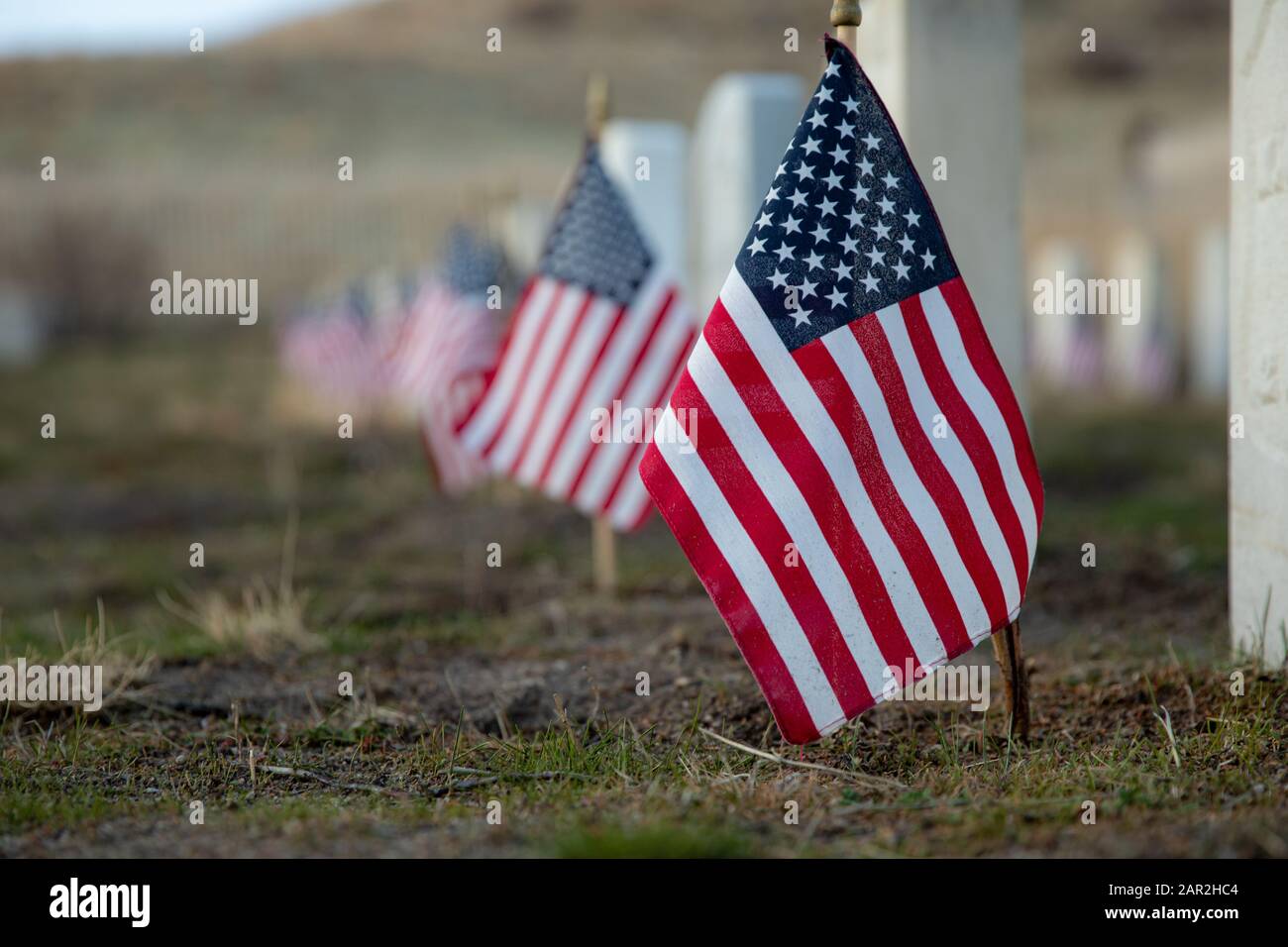 La bandiera americana di fronte ad una tomba Foto Stock