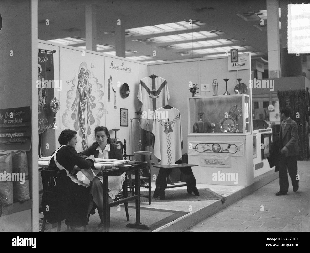 Mostra Tre Colonne A Utrecht. Stand cattolico romano Data: 8 maggio 1950 luogo: Utrecht Parole Chiave: Religioni, mostre Nome personale: Tre colonne Foto Stock