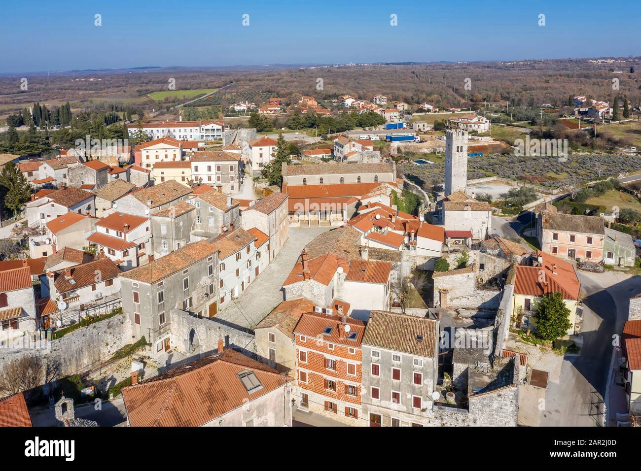 Veduta aerea del campanile di Sveti Lovrec e della Chiesa di San Martino, Istria, Croazia Foto Stock