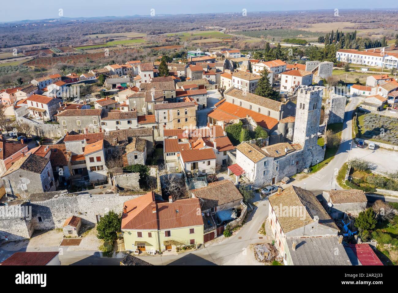 Veduta aerea del campanile di Sveti Lovrec e della Chiesa di San Martino, Istria, Croazia Foto Stock