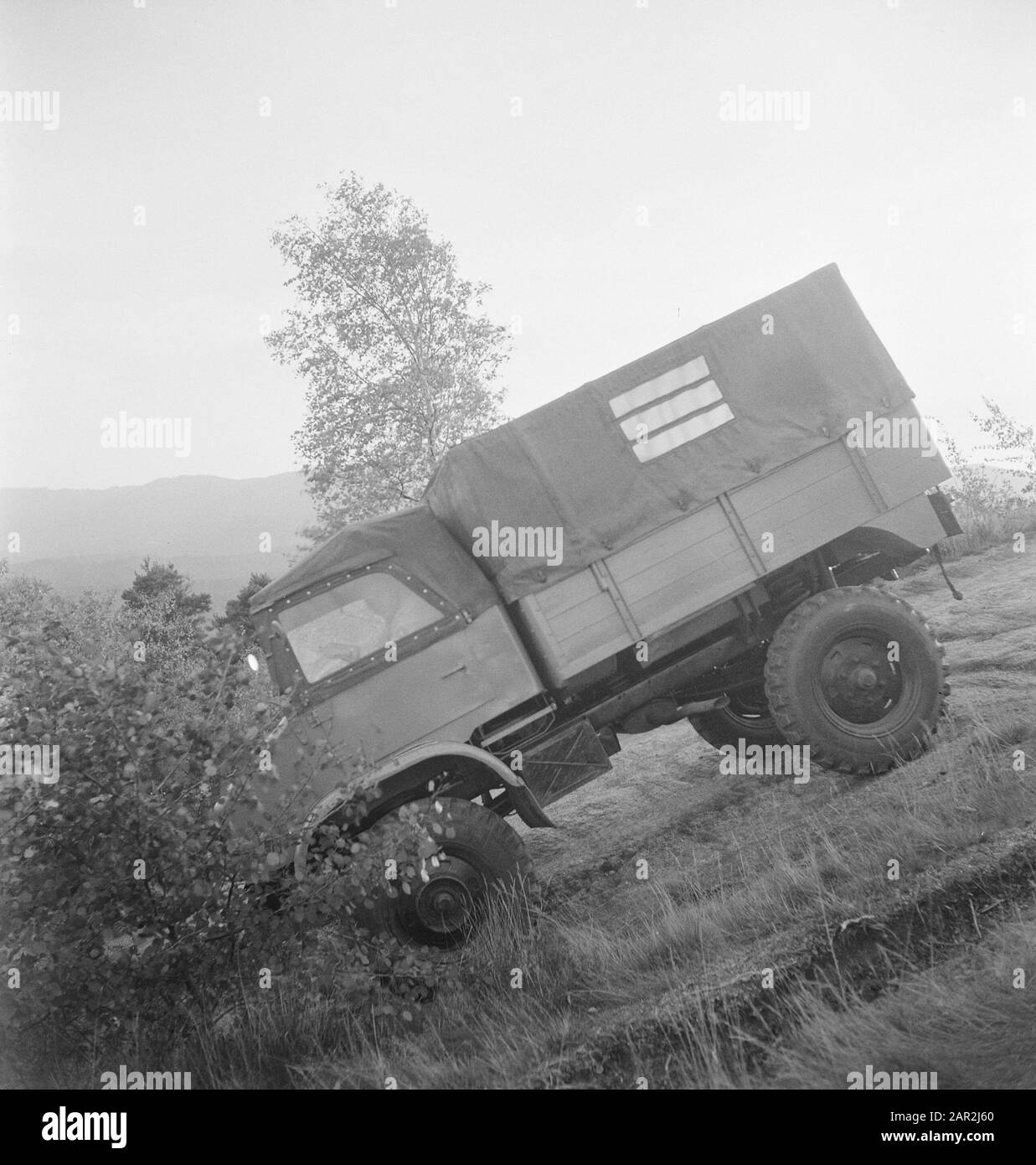 Camion, arbusti, strade di sabbia, montagne Data: Parole Chiave dense: Montagne, arbusti, camion, strade di sabbia Foto Stock