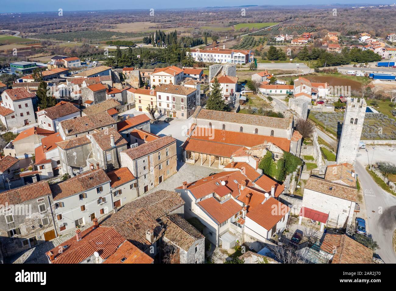 Veduta aerea del campanile di Sveti Lovrec e della Chiesa di San Martino, Istria, Croazia Foto Stock