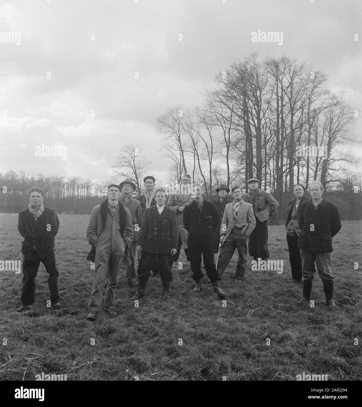 Uomini, prati, foto di gruppo, alberi Data: Parole Chiave dense: Alberi, prati, foto di gruppo, uomini Foto Stock