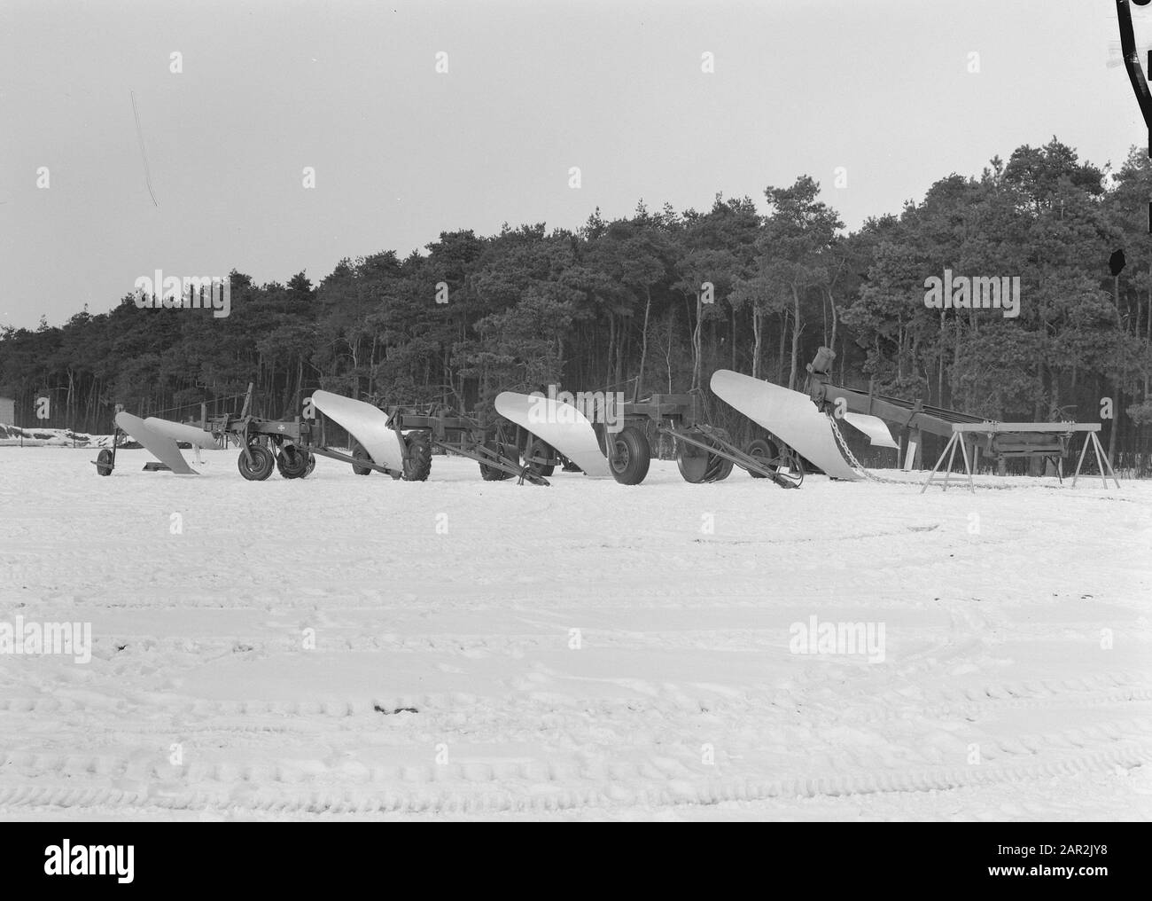 Macchine e utensili per agricoltura, lavoro, aratri, up-crew, toolbar Data: Parole Chiave non utilizzate: Macchinari e attrezzi agricoli, aratri, lavoro Nome personale: Toolbar, up-teams Foto Stock