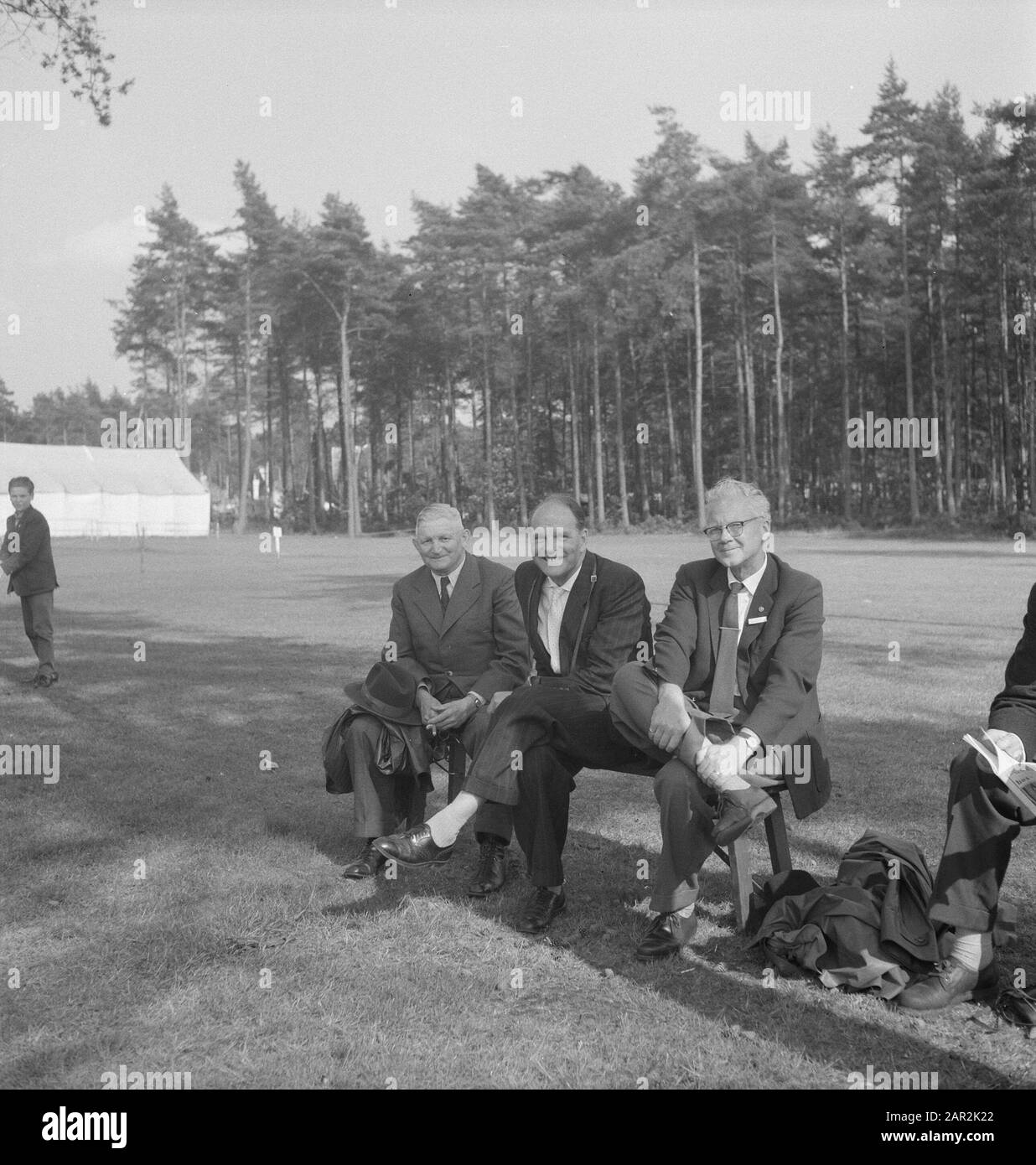 Uomini, panchine, seduti, foto di gruppo Data: Parole Chiave non date: Banche, foto di gruppo, uomini, seduti Foto Stock