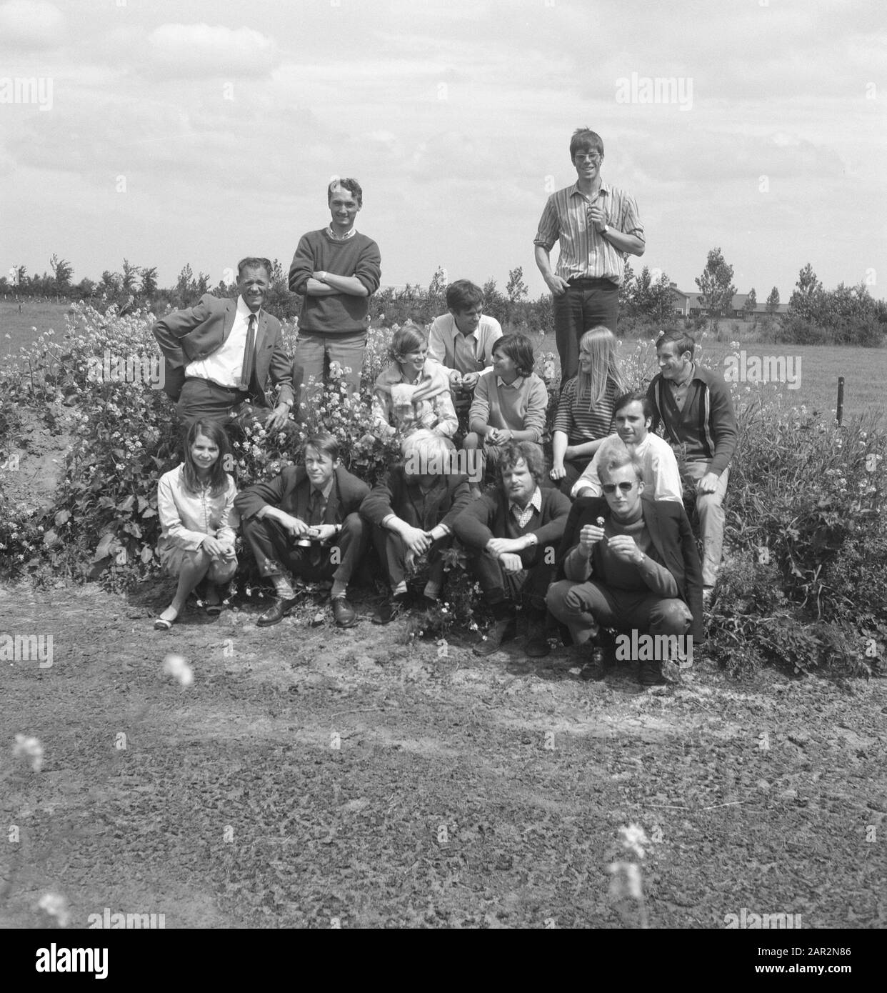 Uomini, donne, arbusti, foto di gruppo Data: Parole Chiave dense: Foto di gruppo, uomini, cespugli, donne Foto Stock