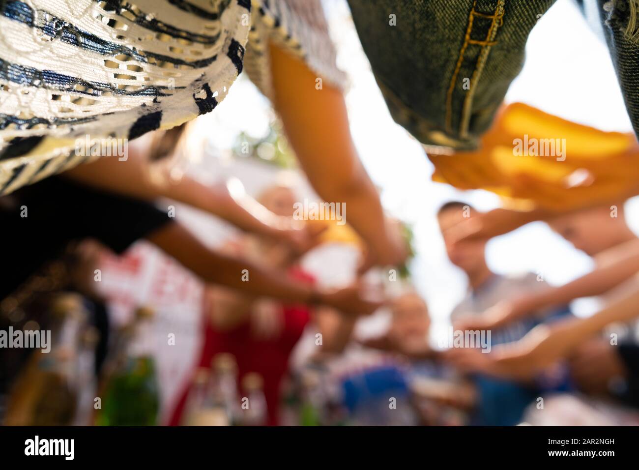 Molte mani dei bambini si allungano in un mucchio. Il concetto di giochi per bambini Foto Stock