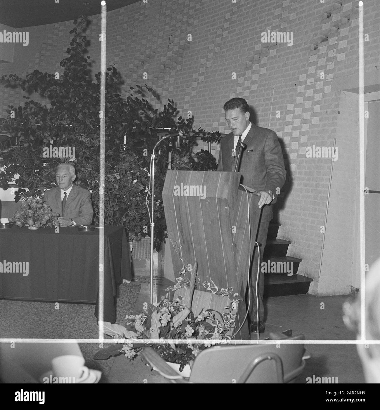 Edifici, sale, uomini, donne, ricevimenti Data: Parole Chiave non date: Edifici, uomini, ricevimenti, donne, sale Foto Stock