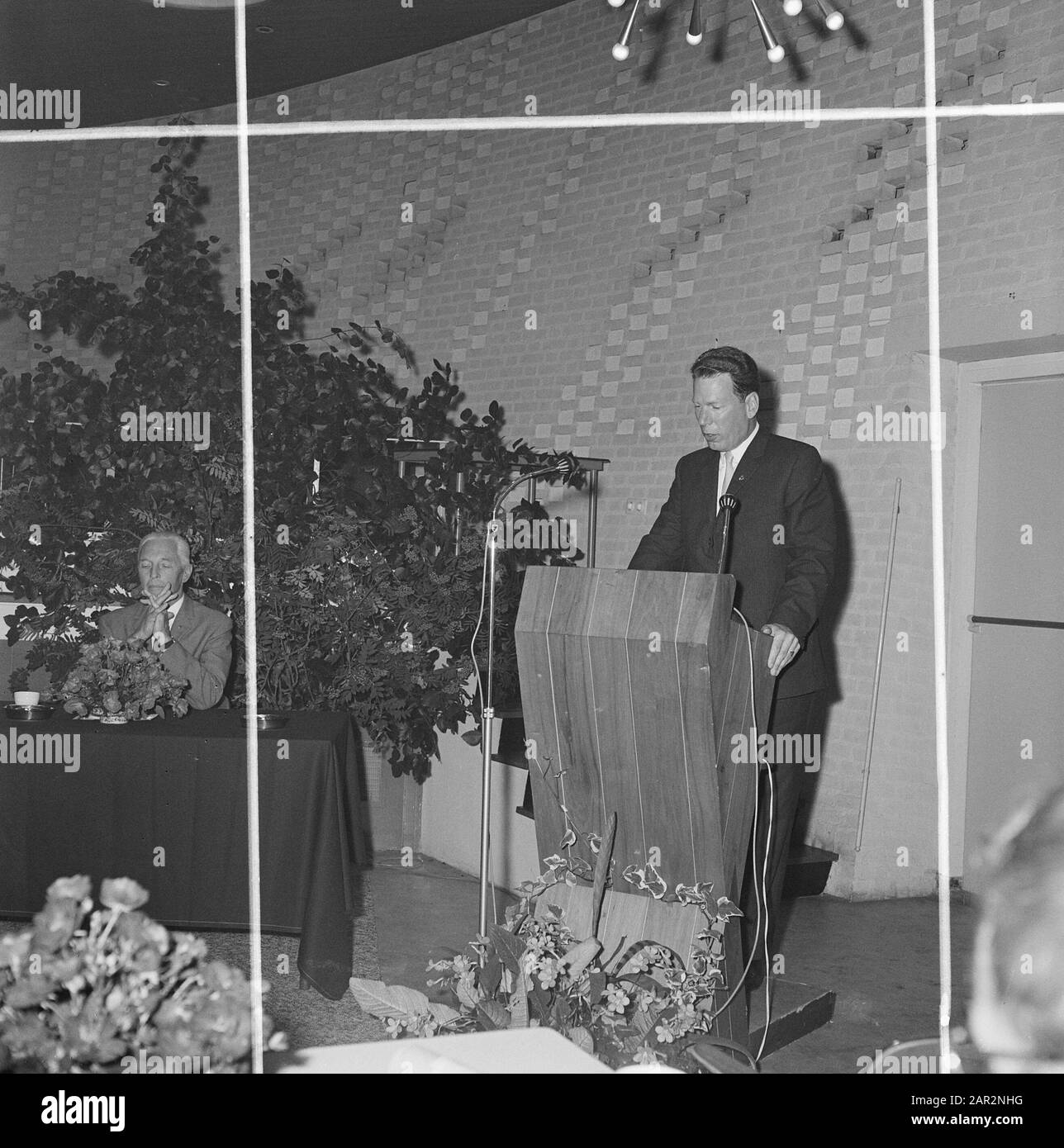 Edifici, sale, uomini, donne, ricevimenti Data: Parole Chiave non date: Edifici, uomini, ricevimenti, donne, sale Foto Stock