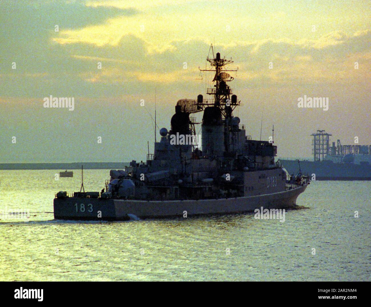 Il cacciatorpediniere tedesco Bayern a Portland Harbor alla fine degli anni '80 durante l'OST, (Operational Sea Training). Bayern commissionò nel 1965 fino al 1993 Foto Stock