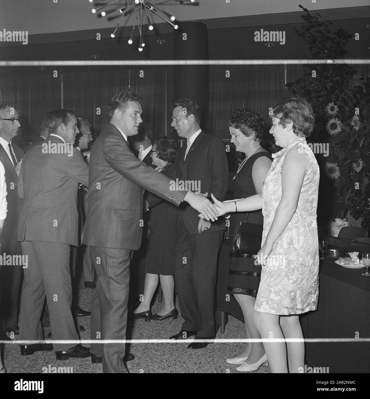 Edifici, sale, uomini, donne, ricevimenti Data: Parole Chiave non date: Edifici, uomini, ricevimenti, donne, sale Foto Stock