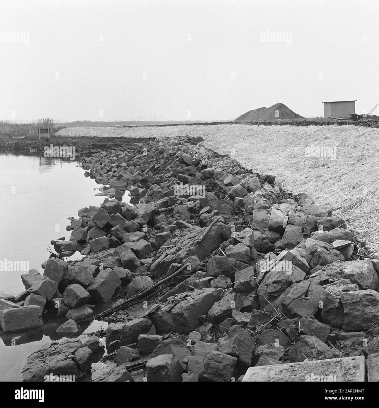 Acqua, massi, banche Data: Undata: Luogo: Biesbosch Parole Chiave: Massi, banche, acqua Foto Stock