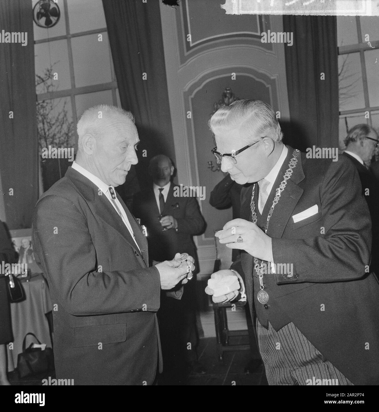 Gerrit Snieder torna a Monnickendam, sindaco sig. J.F. de Groot ha consegnato il signor Snieder (a sinistra) alcuni gettoni Data: 17 Marzo 1965 luogo: Monnickendam Parole Chiave: PENNINGEN, sindaci, volantini Nome personale: Gerrit Snieder, Groot, J.F. de Foto Stock