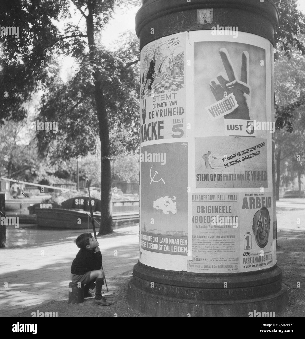 Colonne pubblicitarie piene di poster elettorali Data: 14 maggio 1946 Parole Chiave: Poster, elezioni Foto Stock