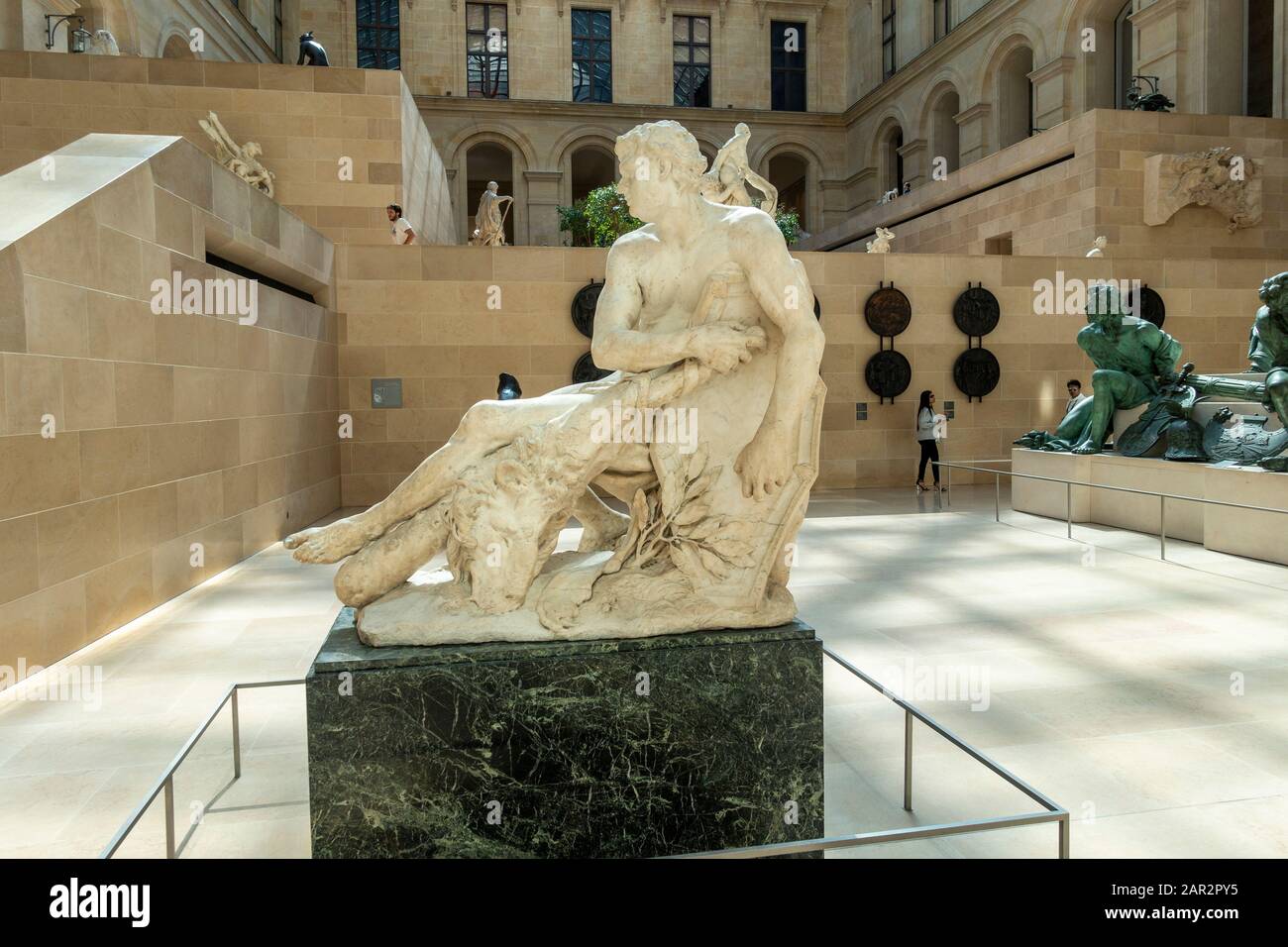 Scultura in marmo nel cortile Cour Marly nell'ala Richelieu del Museo del Louvre (Musée du Louvre) a Parigi, Francia Foto Stock