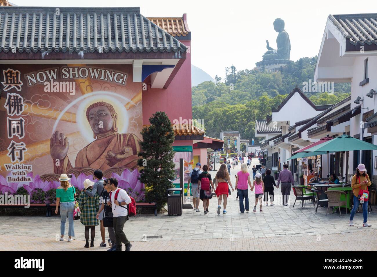 Viaggio a Hong Kong; turisti nel villaggio turistico di Ngong Ping, vicino alla statua del buddha Tian Tan, l'isola di Lantau, Hong Kong Asia Foto Stock