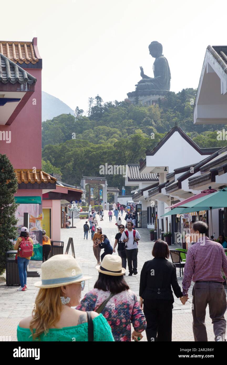 Viaggio a Hong Kong; turisti nel villaggio turistico di Ngong Ping, vicino alla statua del buddha Tian Tan, l'isola di Lantau, Hong Kong Asia Foto Stock