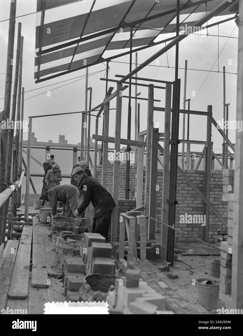 Ministro Ir. Witte visita Habo costruzione coperta di plastica Data: 17 Gennaio 1956 Parole Chiave: Edifici, canopie Nome personale: Habo, White, Herman Foto Stock