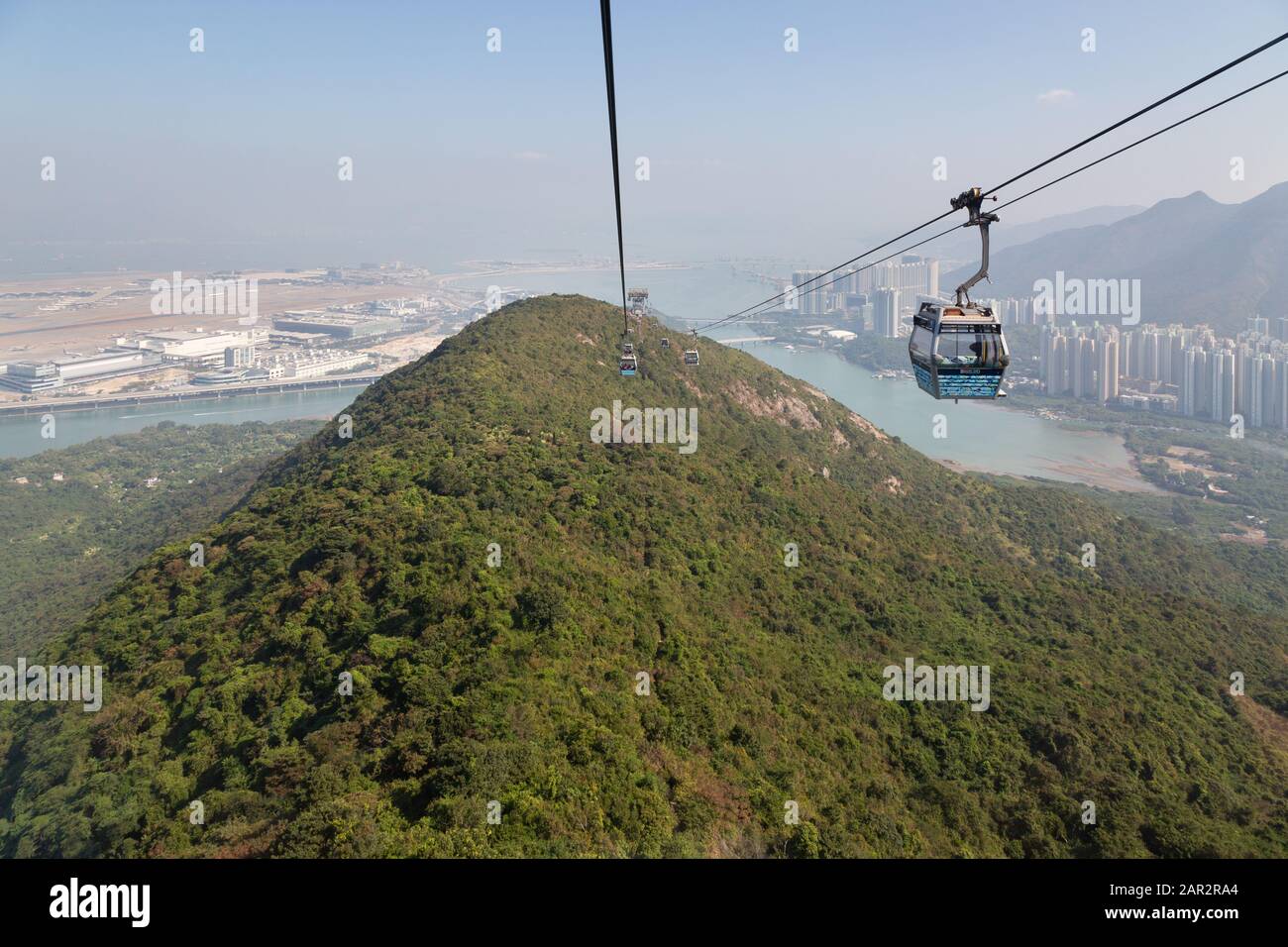 Isola di Lantau Hong Kong; la funivia, nota anche come Ngong Ping 360, è una cabinovia di 5,7 km che collega Tung Chung con il Monastero di po Lin e il Buddha Tian Tan Foto Stock