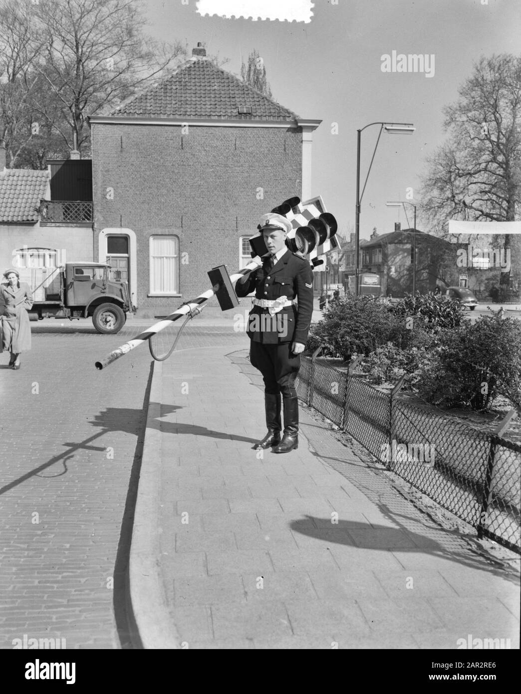 Eindhoven trasporti ferroviari portatili con luce Data: 22 aprile 1953 luogo: Eindhoven Parole Chiave: Agenti, semafori Foto Stock
