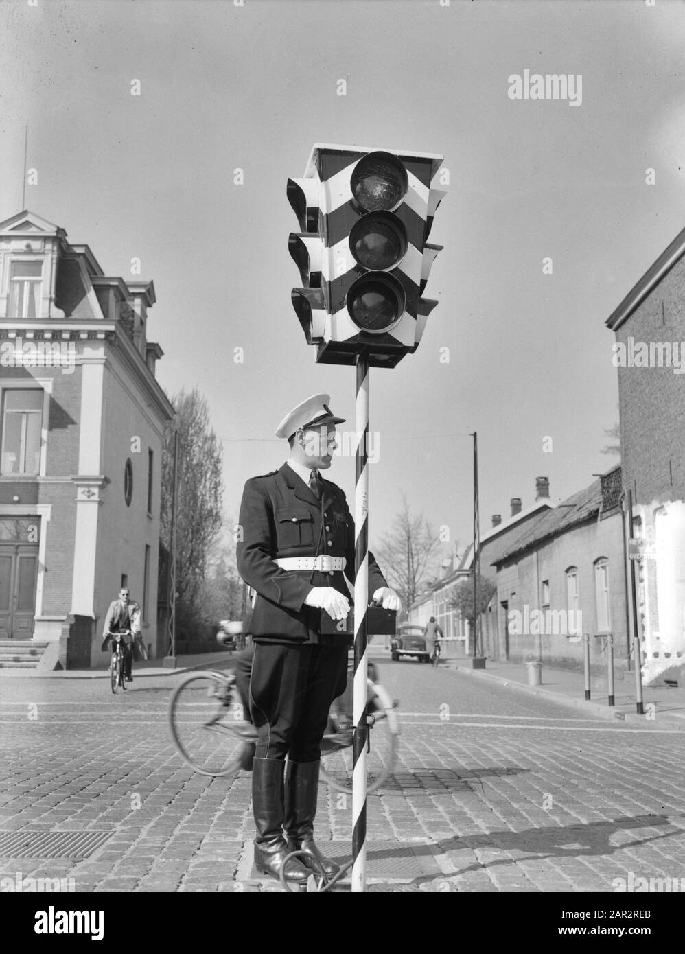 Eindhoven trasporti ferroviari portatili con luce Data: 22 aprile 1953 luogo: Eindhoven Parole Chiave: Agenti, semafori Foto Stock