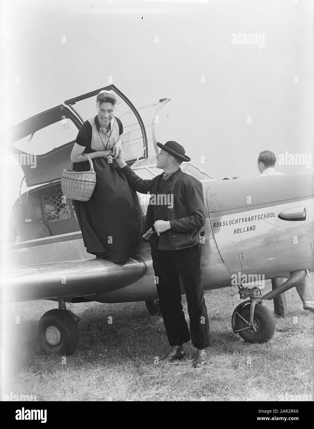 ILSY Ypenburg aviazione mostra Coppia in costume tradizionale esce di classe aereo Rijksluchtvaartschool Data: 28 Luglio 1950 luogo: L'Aia, Ypenburg, Zuid-Holland Parole Chiave: Aviazione mostra Foto Stock