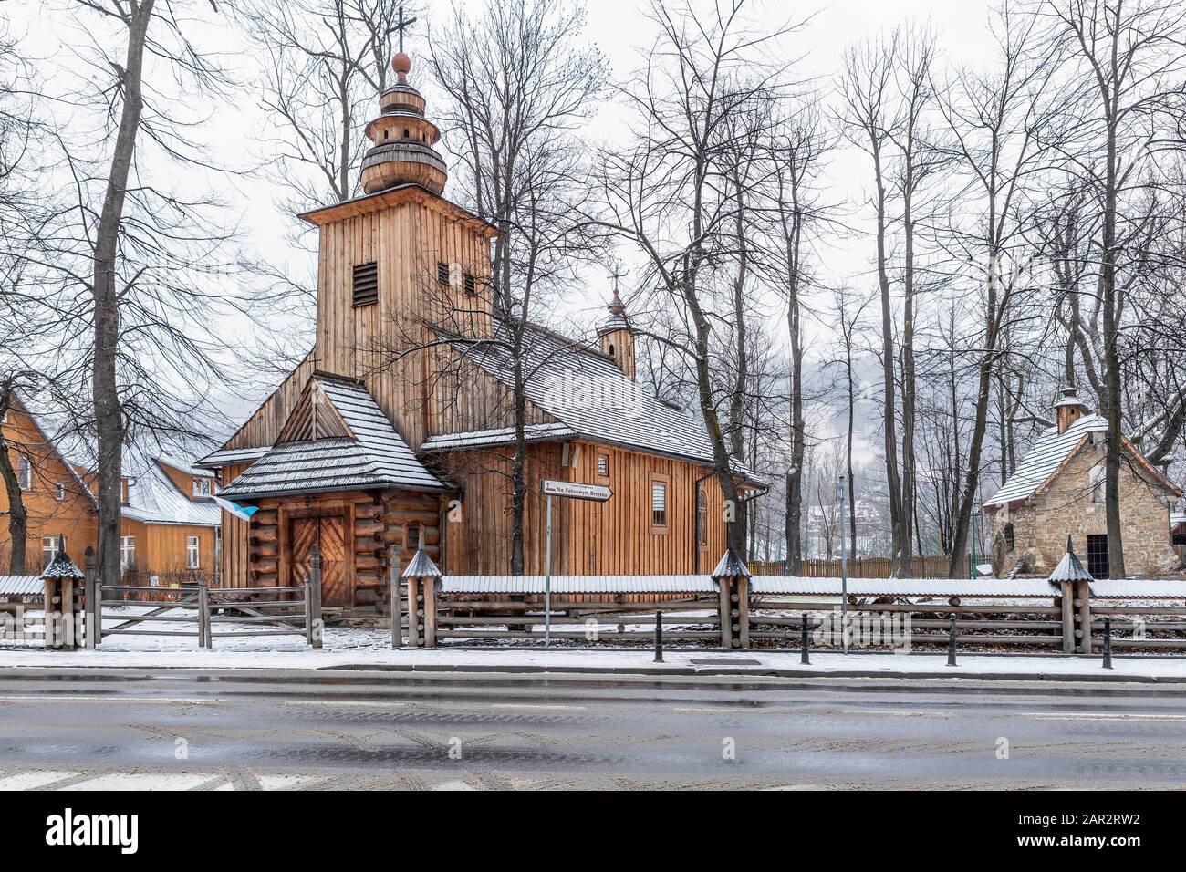 Vista sulla facciata della Chiesa di legno Di Nostra Signora di Czestochowa durante l'inverno a Zakopane, Polonia Foto Stock