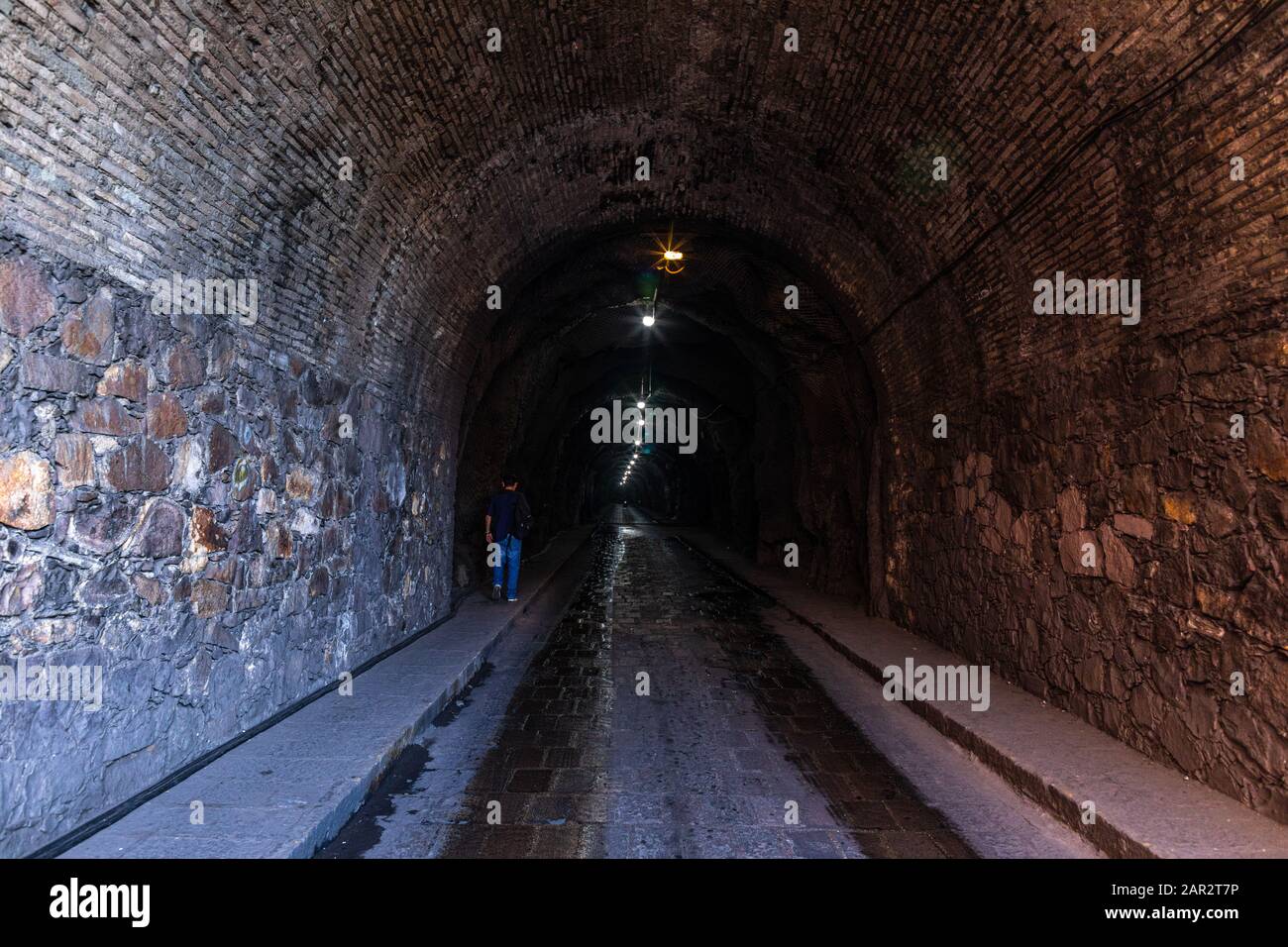 Guanajuato, Guanajuato, Messico - 25 novembre 2019: L'uomo entra nella rete stradale sotterranea di Via Constancia Foto Stock