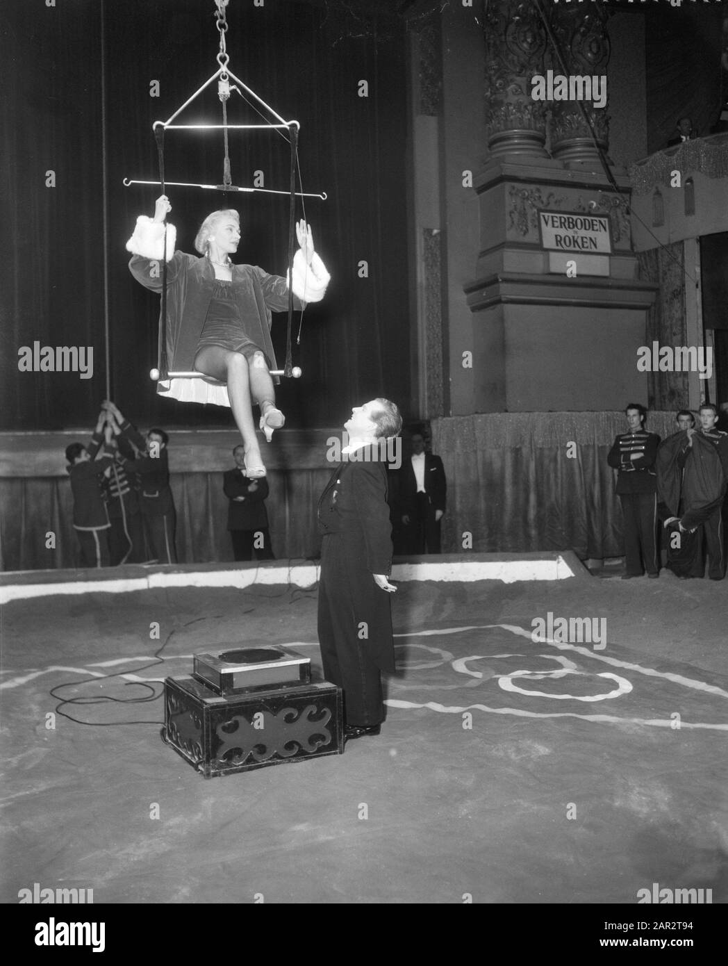 Traghetto illusionista Forst con il suo cannone, che uno di loro assistenti spara in aria Data: 6 gennaio 1958 Parole Chiave: Illusionisti Foto Stock