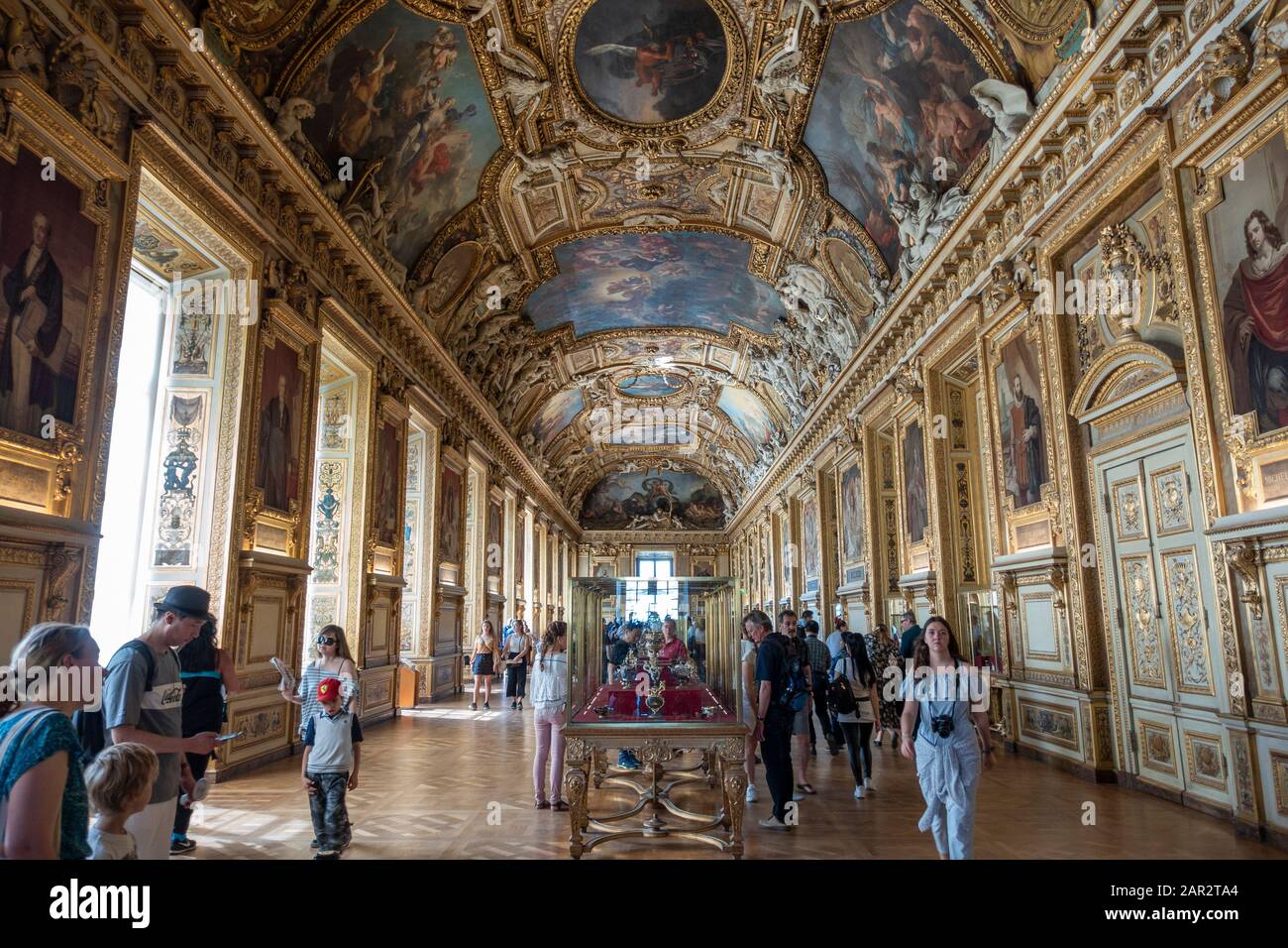 Visitatori alla Galerie d'Apollon nella Denon Wing del Museo del Louvre (Musée du Louvre) a Parigi, Francia Foto Stock