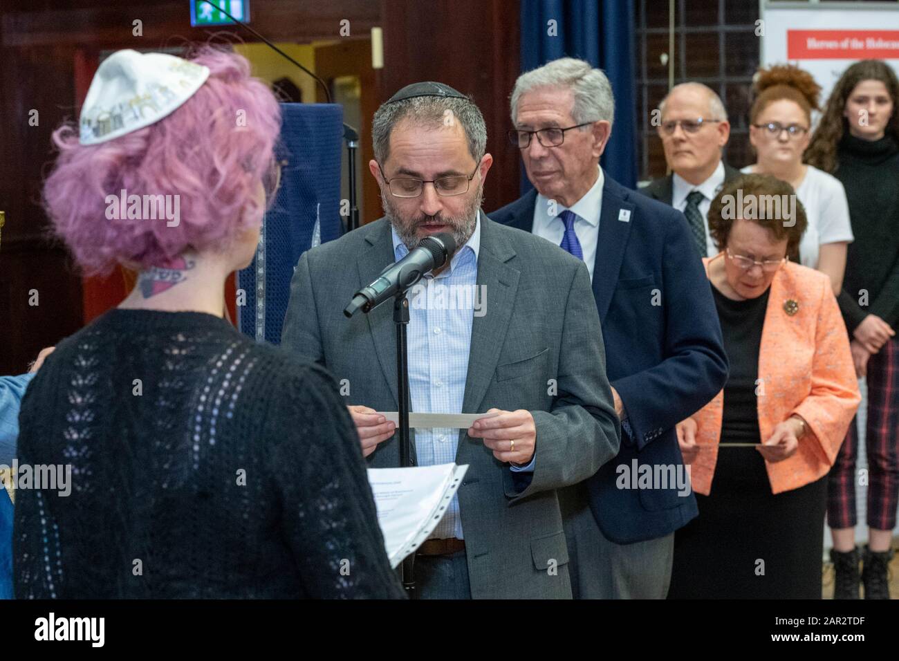 Brentwood Essex 25th Gen. 2020 Servizio di giorno Merorial di Hosoluast presso la Brentwood County High School Brentwood Essex Nella Foto Natasha Radford (di nuovo alla macchina fotografica) con Steven Jaffe, consulente del Consiglio di leadership ebraico (al microfono) Credit: Ian Davidson/Alamy Live News Foto Stock