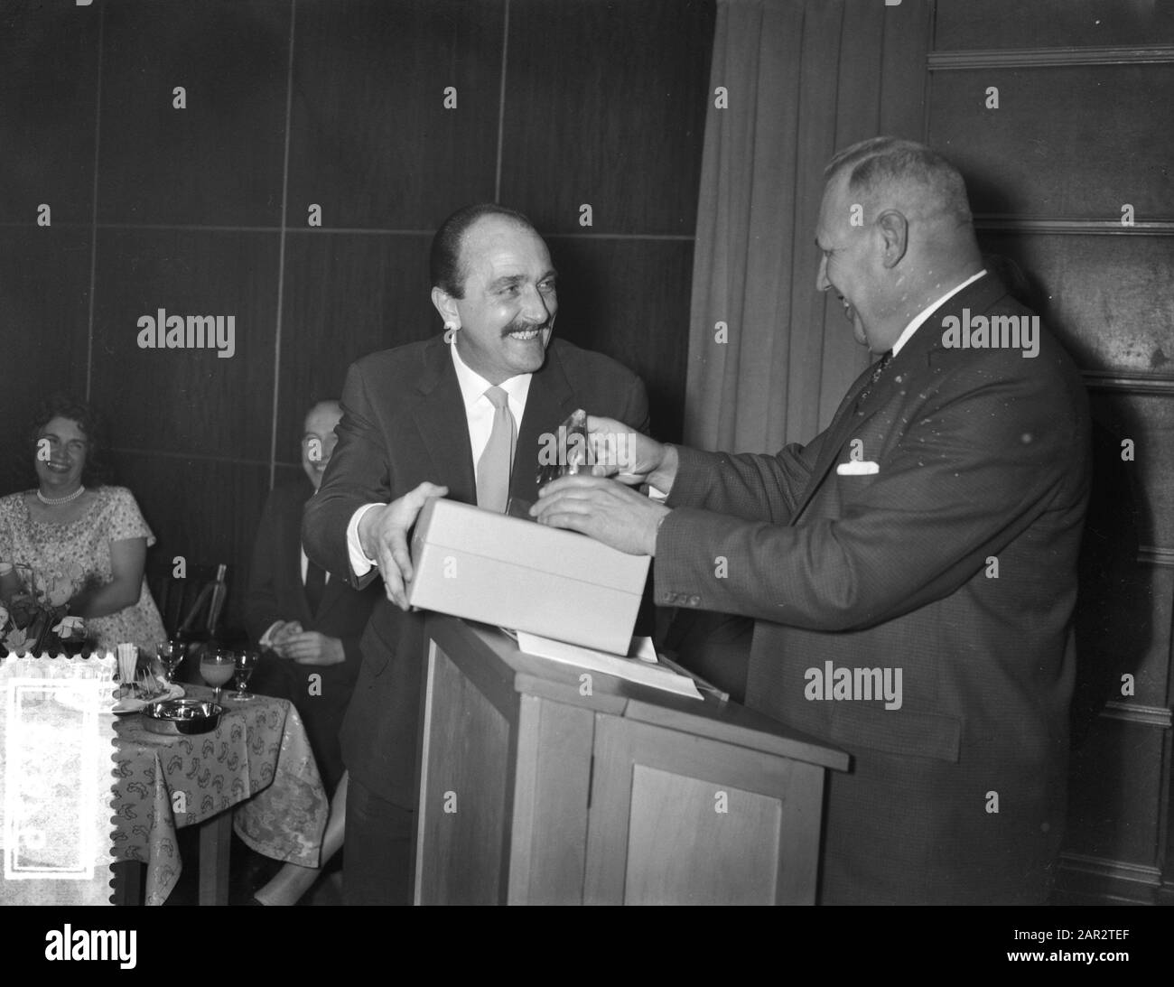 Premio degli oscar TV del sindaco J.J.G. Boot van Hilversum Tom Manders riceve il suo Oscar dal sindaco Boot Data: 17 aprile 1958 Località: Hilversum, Noord-Holland Parole Chiave: Sindaci Nome personale: Boat, J.J.G., Manders, Tom Institution name: Oscar Foto Stock