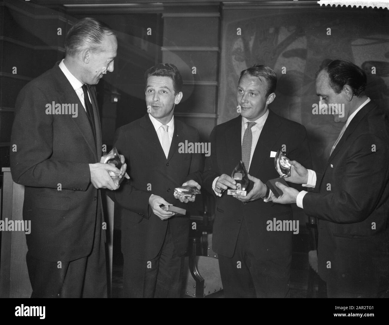 Premio degli oscar TV del sindaco J.J.G. Boot Van Hilversum V.l.n.r. Gijs Slappershoek, Wim Ibo, Kees Brusse E Tom Manders Data: 17 Aprile 1958 Luogo: Hilversum, Noord-Holland Parole Chiave: Premi, Premi Nome Personale: Brusse, Kees, Ibo, Wim, Manders, Tom, Slappershoek, Gijs Foto Stock