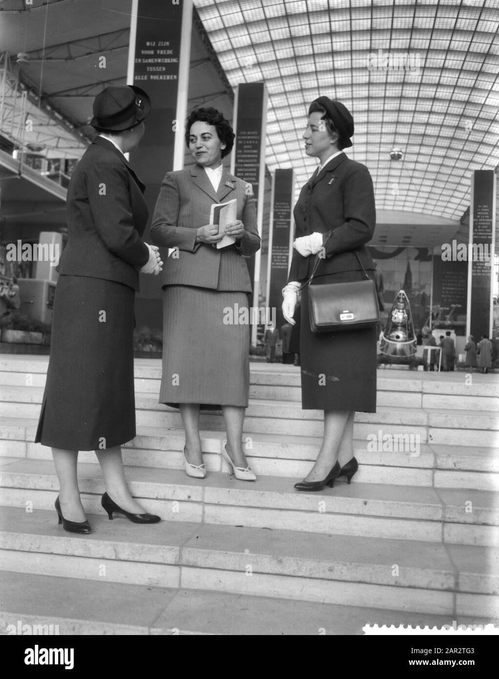 World Expo, Russian and Dutch host Data: 18 aprile 1958 luogo: Bruxelles Parole Chiave: Hostess, mostre mondiali Nome istituto: Expo Foto Stock World Expo, Russian and Dutch host Data: 18 aprile 1958 luogo: Bruxelles Parole Chiave: Hostess, mostre mondiali Nome istituto: Expo Foto Stock