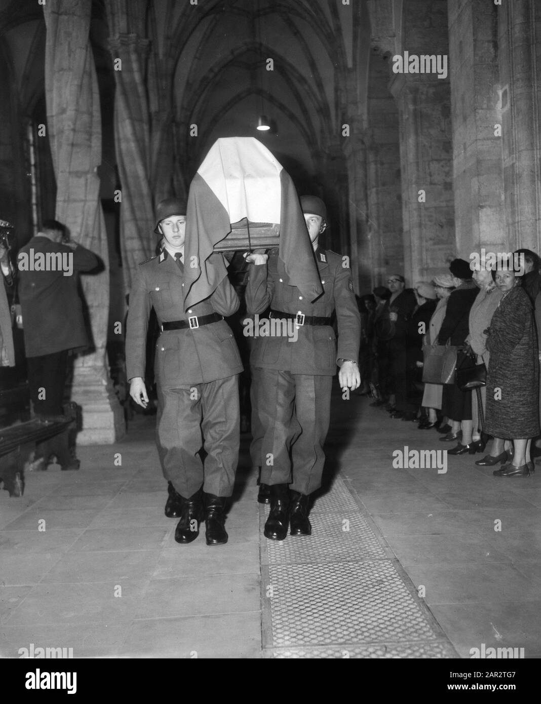 Trasferimento dei resti di Willem V a Brunswijk, trasferimento dei resti dalla Chiesa Cattedrale Data: 28 aprile 1958 Parole Chiave: Trasferimento, trasferimento Nome personale: Willem V, Stadholder Foto Stock