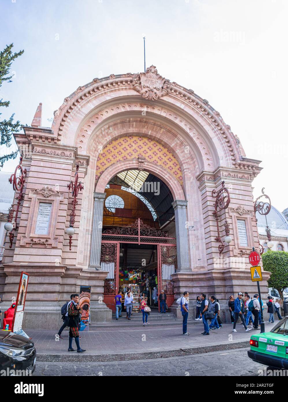 Guanajuato, Guanajuato, Messico - 25 novembre 2019: Le persone che acquistano al vecchio mercato Hidalgo Foto Stock