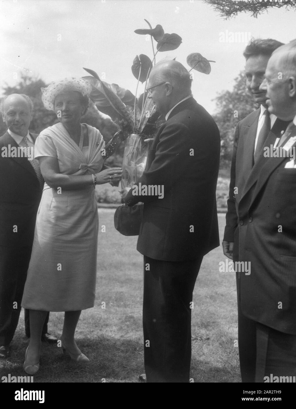 Ricezione Dell'Ordine internazionale Dei Buoni Templari da Parte della Coppia reale a Huis ten Bosch Data: 15 luglio 1958 Parole Chiave: Coppia reale, ricevute Istituto Nome: Huis Ten Bosch Foto Stock