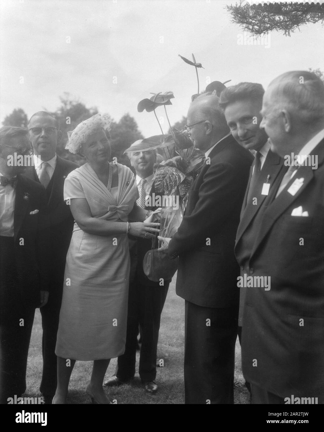 Ricezione Dell'Ordine internazionale Dei Buoni Templari da Parte della Coppia reale a Huis ten Bosch Data: 15 luglio 1958 Parole Chiave: Coppia reale, ricevute Istituto Nome: Huis Ten Bosch Foto Stock
