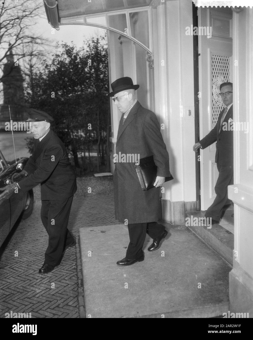 Formazione dell'armadio. L'informer Professor Dr. L. J. M. Beel nel gabinetto del Presidente del Ministro in piazza 1813 Data: 16 marzo 1959 Foto Stock